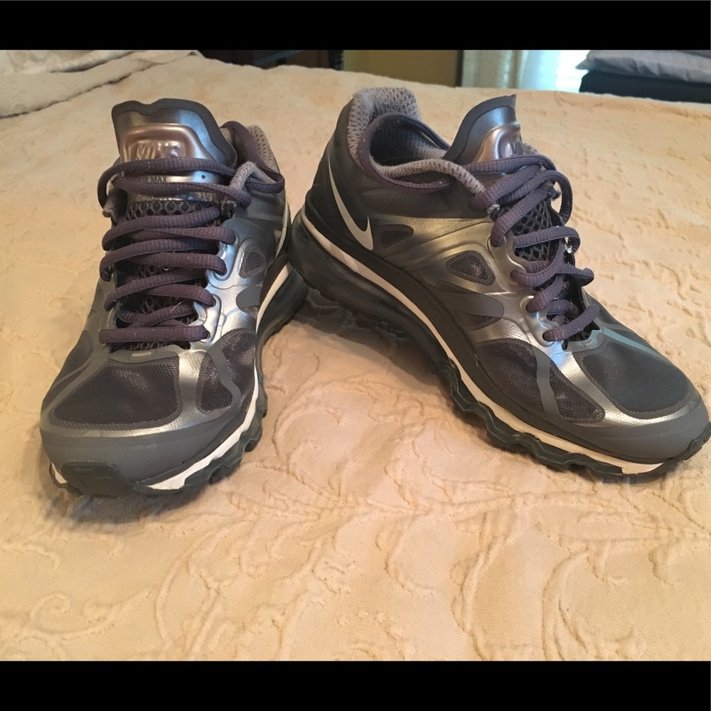 Tennis shoes